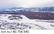 Горный Алтай зимой: Катунский хребет и село Усть-Кокса. Вид с воздуха. Altai mountains in winter: Katunsky ridge and Ust-Koksa village. Aerial view. (2022 год). Стоковое видео, видеограф Евгений Романов / Фотобанк Лори