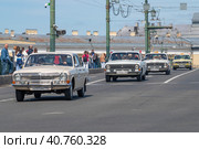 Советские автомобили ГАЗ-24  и ГАЗ-24-10 "Волга" на Дворцовом мосту солнечным майским днем. Ежегодный парад ретро транспорта. Санкт-Петербург (2023 год). Редакционное фото, фотограф Виктор Карасев / Фотобанк Лори