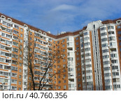 Четырнадцатиэтажный шестиподъездный кирпичный жилой дом, типовой серии П44Т. Построен в 2001 году. Улица Зои и Александра Космодемьянских, 29. Район Коптево. Город Москва (2012 год). Стоковое фото, фотограф lana1501 / Фотобанк Лори