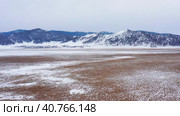 Горный Алтай зимой: деревня Оро. Вид с воздуха. Altai mountains in winter: Oro village. Aerial view. (2022 год). Стоковое видео, видеограф Евгений Романов / Фотобанк Лори