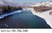 Горный Алтай зимой. Катунский хребет и река Катунь. Вид с воздуха. Altai mountains in winter. Katunsky Ridge and Katun River. Aerial view. Стоковое видео, видеограф Евгений Романов / Фотобанк Лори