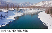 Горный Алтай зимой. Катунский хребет и река Катунь. Вид с воздуха. Altai mountains in winter. Katunsky Ridge and Katun River. Aerial view. Стоковое видео, видеограф Евгений Романов / Фотобанк Лори
