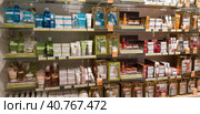 Creams and facial serums in a cosmetic store (2018 год). Редакционное фото, фотограф Анна Кривицкая / Фотобанк Лори