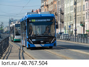 Троллейбус БКМ 32100D «Ольгерд» движется в режиме электробуса по полосе выделенной для общественного транспорта солнечным июньским днем. Лиговский проспект, Санкт-Петербург (2023 год). Редакционное фото, фотограф Виктор Карасев / Фотобанк Лори
