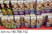 Hair dye on sale in a supermarket (2021 год). Редакционное фото, фотограф Анна Кривицкая / Фотобанк Лори