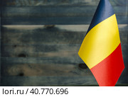 Национальный флаг Румынии на деревянном фоне место для текста (2019 год). Стоковое фото, фотограф Лозовая Людмила / Фотобанк Лори