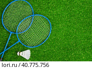 Badminton game rackets and shuttlecock on grass. Стоковое фото, фотограф Сергей Толмачёв / Фотобанк Лори