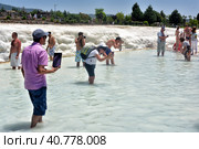 19,07,2015 Turkey, Denizli, tourists in Pamukkale. Редакционное фото, фотограф Анна Кривицкая / Фотобанк Лори