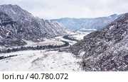 Горный Алтай зимой. Хребет Иолго и река Катунь. Вид с воздуха. Altai Mountains in winter. Iolgo Ridge and Katun River. Aerial view. Стоковое видео, видеограф Евгений Романов / Фотобанк Лори