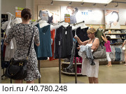 07/15/2016, USA, NEW YORK CITY: inside of Old Navy store in New York. Old Navy is an American clothing and accessories retailer owned by American multinational corporation Gap Inc. Редакционное фото, фотограф Анна Кривицкая / Фотобанк Лори