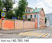 Палаты Шуйских. Летний день. Подкопаевский переулок, дом 5/2. Москва. Россия (2023 год). Редакционное фото, фотограф E. O. / Фотобанк Лори