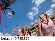 Спортсмены борятся за матч в игре баскетбол 3х3  на территории спортивного комплекса Лужники в День Московского спорта в городе Москве, Россия (2023 год). Редакционное фото, фотограф Николай Винокуров / Фотобанк Лори