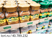 Кофе Jacobs Monarch в стеклянных банках на полке магазина (2023 год). Редакционное фото, фотограф FotograFF / Фотобанк Лори