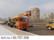 automobile crane Ivanovets passes over the bridge cleared of snow (2017 год). Редакционное фото, фотограф Сергей Сергеев / Фотобанк Лори
