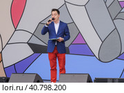 Родион Газманов выступает со сцены в качестве ведущего перед участниками спортивного праздника программы «Московское долголетие» для московских пенсионеров (2023 год). Редакционное фото, фотограф Сергей Никифоров-Гордеев / Фотобанк Лори
