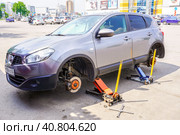 Замена дисков Ниссан Кашкай. Подъем автомобиля и замена колес с помощью домкрата (2023 год). Редакционное фото, фотограф FotograFF / Фотобанк Лори