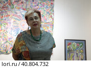 Выставка Валентины Спивак "Райский сад" в Балашихе, Вступает Марина Анатольевна Чернова зам. начальнику Управления культуры (2023 год). Редакционное фото, фотограф Дмитрий Неумоин / Фотобанк Лори