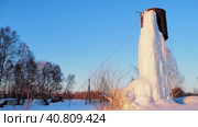 Water supply. A frozen waterfall from a water tower in a locality. Siberia. Hand held. Стоковое видео, видеограф Сергей Медведев / Фотобанк Лори