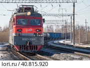 Электровоз ВЛ-80С с грузовым поездом крупным планом мартовским днем. Северная железная дорога (2022 год). Редакционное фото, фотограф Виктор Карасев / Фотобанк Лори