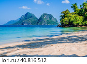 Sandy Beach with Palm Shadows, Huge Rocks in Background, El Nido, Palawan, Philippines. Стоковое фото, фотограф Igor Tichonow / Фотобанк Лори