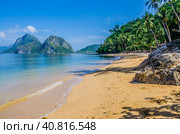 Sandy Beach with Palm Shadows, Huge Rocks in Background, El Nido, Palawan, Philippines. Стоковое фото, фотограф Igor Tichonow / Фотобанк Лори