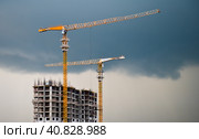 Строящийся жилой дом. Серые грозовые тучи. Москва. Россия (2023 год). Редакционное фото, фотограф E. O. / Фотобанк Лори
