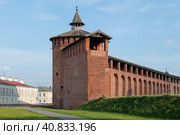 Фрагмент старинной стены Коломенского кремля июльским утром.Московская область (2023 год). Стоковое фото, фотограф Виктор Карасев / Фотобанк Лори