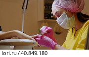 A manicurist makes gel nail extensions using a manicure brush (2021 год). Редакционное видео, видеограф Алексей Гекало / Фотобанк Лори