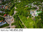 Улица Овражная у Высоковской церкви (2022 год). Стоковое фото, фотограф Илья Старков / Фотобанк Лори