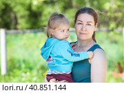Женщина держит двухлетнюю дочь на руках. Стоковое фото, фотограф Кекяляйнен Андрей / Фотобанк Лори