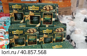 Gift set of Jacobs coffee on sale in a supermarket (2020 год). Редакционное фото, фотограф Анна Кривицкая / Фотобанк Лори