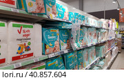 Pampers for children on a shelf in a supermarket (2020 год). Редакционное фото, фотограф Анна Кривицкая / Фотобанк Лори
