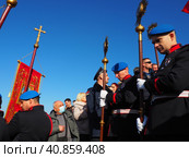 Sremska Mitrovica, Serbia, January 19, 2022. Christian holiday Epiphany. Mass bathing of people in the river. People in full dress with church utensils, litanies, flags and staffs descend the stairs. Редакционное фото, фотограф Юлия Петровская / Фотобанк Лори