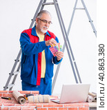 Old contractor doing renovation at home. Стоковое фото, фотограф Elnur / Фотобанк Лори