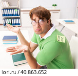 Office prank with kick me message on sticky note. Стоковое фото, фотограф Elnur / Фотобанк Лори