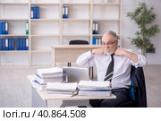 Old male employee and too much work at workplace. Стоковое фото, фотограф Elnur / Фотобанк Лори