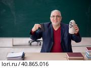 Old male teacher in remuneration concept. Стоковое фото, фотограф Elnur / Фотобанк Лори