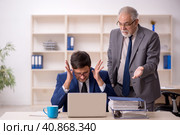 Old male boss and young male employee in the office. Стоковое фото, фотограф Elnur / Фотобанк Лори