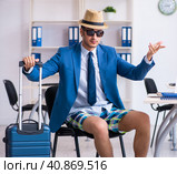 Young employee escaping for summer vacation. Стоковое фото, фотограф Elnur / Фотобанк Лори