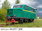 Старая советская автомотрисса ПД-1 (рельсовый автобус)  для узкоколеных железных дорог крупным планом облачным днем июльским днем. Музей УЖД. Тесово-Нетыльский, Новгородская область (2023 год). Редакционное фото, фотограф Виктор Карасев / Фотобанк Лори