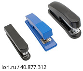 Канцелярские степлеры на белом фоне. Staplers isolated on a white background. Стоковое фото, фотограф Татьяна Д / Фотобанк Лори