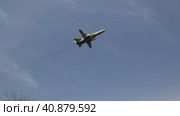 Су-24 - советский и российский тактический фронтовой бомбардировщик с крылом изменяемой стреловидности. Стоковое видео, видеограф Олег Хархан / Фотобанк Лори