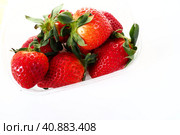 Ripe strawberries in a plastic package on a white background. Delicious fresh berries in a container for sale to customers. Keeping food fresh. Healthy food, vitamins and microelements. Стоковое фото, фотограф Юлия Петровская / Фотобанк Лори