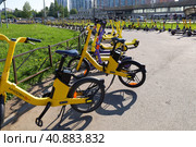 Электросамокаты и велосипеды в Мурино у метро Девяткино (2023 год). Редакционное фото, фотограф Евгения Колодкина / Фотобанк Лори
