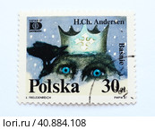 Petrozavodsk, Russia, July 26, 2021 Postage stamp Hans Christian Andersen Tales and fables 30 PLN with postmark E.Freudenreich PWPW 87 HAFNIA 87 Denmark Poland. Wolf head with blue eyes and crown. Редакционное фото, фотограф Юлия Петровская / Фотобанк Лори