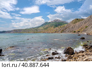 Морской пейзаж в Лисьей бухте в Крыму. Красивые море, горы, побережье, камни. (2019 год). Стоковое фото, фотограф Сергей Никифоров-Гордеев / Фотобанк Лори