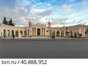 Город Рязань. Торговый городок или Рязанская ВДНХ. Входная парадная колоннада «Пропилеи» (2023 год). Редакционное фото, фотограф Зобков Юрий / Фотобанк Лори