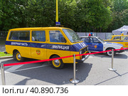 Микроавтобус РАФ-2203 в цветовой схеме патрульного автомобиля ГАИ. Городской фестиваль старой автомобильной техники на Воробьевых горах, Москва. (2023 год). Редакционное фото, фотограф Сергей Рыбин / Фотобанк Лори