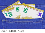 Купюры евро в кармане джинсов. Euro banknotes in blue jeans back pocket. Стоковое фото, фотограф Татьяна Д / Фотобанк Лори
