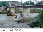 Краснодарский край, поселок городского типа, Новоихайловский, река Нечепсухо,  дважды разлившаяся в июле 2023 г.,мост пешеходный через реку. Стоковое фото, фотограф Александр Циликин / Фотобанк Лори